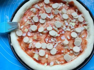 14、奥尔良鸡肉披萨,刷上披萨酱，撒上切好的小香肠。