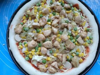 17、奥尔良鸡肉披萨,放上炒好的鸡肉。