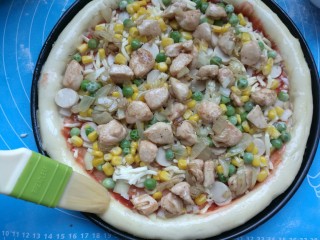 18、奥尔良鸡肉披萨,周围刷蛋液。