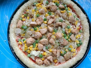 19、奥尔良鸡肉披萨,周围刷蛋液。