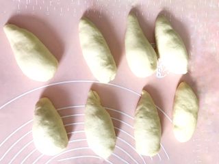 8、早餐+一次性发酵牛角肉松面包（无糖低油）,每个搓成水滴状
