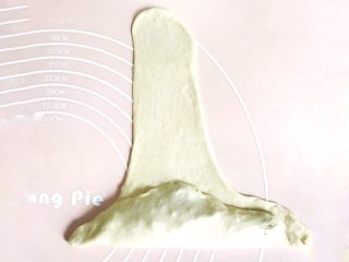 13、早餐+一次性发酵牛角肉松面包（无糖低油）,记得捏紧边缘，防止沙拉酱露出来