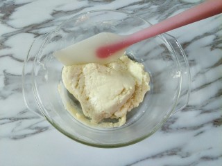 2、奥利奥咸奶油蛋糕,筛入低筋面粉翻拌均匀