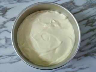 6、奥利奥咸奶油蛋糕,倒入模具抹平，轻震两下去气泡