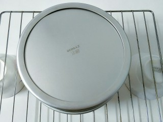 8、奥利奥咸奶油蛋糕,烤好立即震一下倒扣，放凉后再脱模