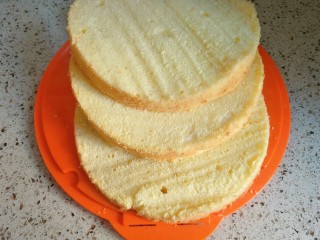 10、奥利奥咸奶油蛋糕,把蛋糕胚均分成三片