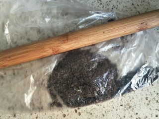 11、奥利奥咸奶油蛋糕,奥利奥饼干用擀面杖压碎