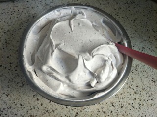 13、奥利奥咸奶油蛋糕,打发到可以裱花的状态即可