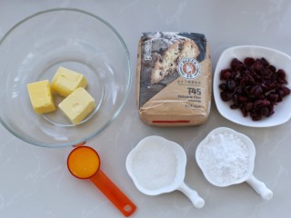 1、蔓越莓饼干,准备好所需食材