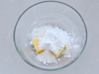 4、蔓越莓饼干,放入糖粉和细砂糖拌匀