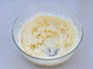 5、蔓越莓饼干,启动打蛋器将黄油打至发白蓬松的羽毛状