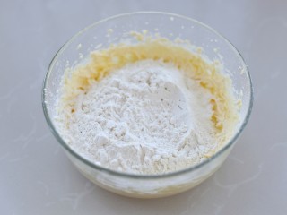 8、蔓越莓饼干,筛入低筋面粉