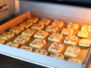 15、蔓越莓饼干,烤箱提前上下火165度预热，将烤盘放入中层烤约20分钟