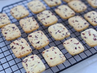 16、蔓越莓饼干,待饼干表面变成微黄色取出，移至烤网晾凉后食用
