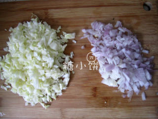 4、章鱼小丸子,包菜和洋葱切丁备用~