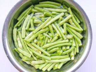 2、凉拌豆角,豆角去头尾去茎盐水泡10分钟。