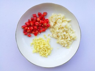 3、凉拌豆角,小米椒切圈，大蒜姜切末。