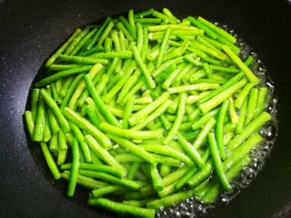 4、凉拌豆角,锅中烧开水，加少量油盐，加豆角焯水5分钟。