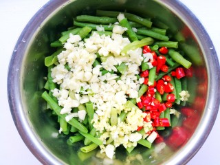 6、凉拌豆角,豆角放入大盆中，加入生姜大蒜小米椒，