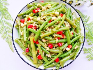 13、凉拌豆角,淋入一大勺热油拌匀静置10分钟。