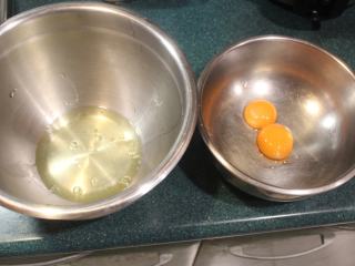 1、纸煎戚风蛋糕,将2颗鸡蛋分离蛋白和蛋黄。