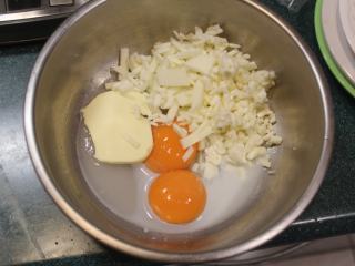 2、纸煎戚风蛋糕,蛋黄加入牛奶、奶油、吉士。吉士可以用烤披萨的吉士丝，或是Chaddar cheese，莫札瑞拉吉士等等。