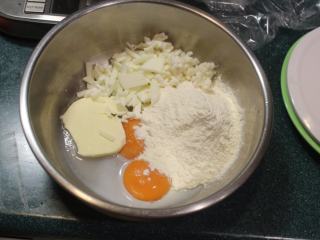 3、纸煎戚风蛋糕,加入松饼粉。