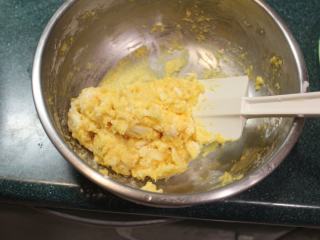 4、纸煎戚风蛋糕,将所有材料拌匀。