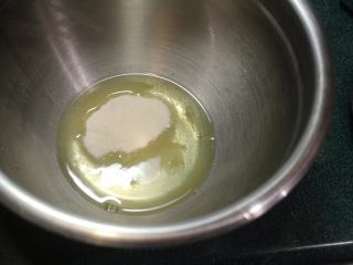 5、纸煎戚风蛋糕,蛋白加入细砂糖。