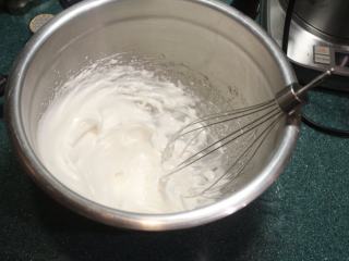 6、纸煎戚风蛋糕,用打蛋器将蛋白打到硬式发泡。