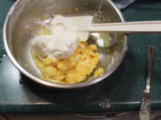 7、纸煎戚风蛋糕,分3次将打好的蛋白和蛋黄糊拌匀。