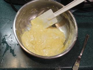 8、纸煎戚风蛋糕,拌好是有些黏稠的糊状面糊。