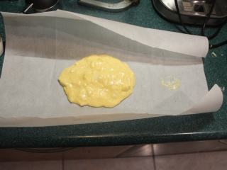 9、纸煎戚风蛋糕,备好两张烤盘纸，将一半的面糊放在烤盘纸中间。