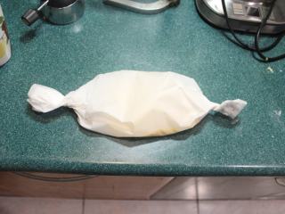 10、纸煎戚风蛋糕,将烤盘纸卷起，两边扭成糖果状，将面糊密封在中间。