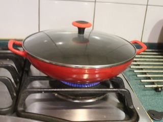 11、纸煎戚风蛋糕,找一个底部较厚的皮底锅，用微小火先空锅烧2-3分钟，将锅烧热。火力不要太强，以免将蛋糕烤焦。