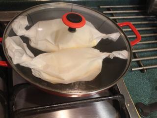 12、纸煎戚风蛋糕,将做好的纸卷放入锅内，盖上锅盖，以微小火先烘8分钟。