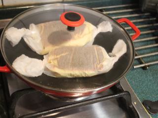 13、纸煎戚风蛋糕,翻面再烘5分钟。