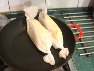 14、纸煎戚风蛋糕,掀盖后，两边各烘1-2分钟。