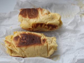 15、纸煎戚风蛋糕,打开烤盘纸，两个蛋糕完成！！