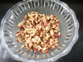 2、#曲奇菜谱秀#香浓红枣黄油曲奇,红枣去核切小丁待用，尽量切小，但是不要太碎