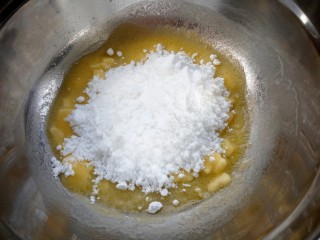 3、#曲奇菜谱秀#香浓红枣黄油曲奇,软化的黄油加糖粉打发一下