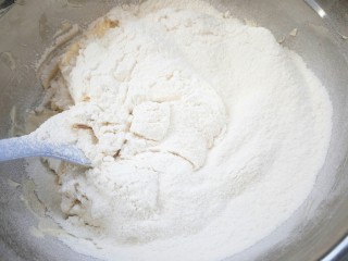 8、#曲奇菜谱秀#香浓红枣黄油曲奇,筛入低筋粉