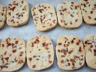 14、#曲奇菜谱秀#香浓红枣黄油曲奇,听见“叮”的一声，打开烤箱门，浓浓的红枣香味扑鼻而来，曲奇边角变焦黄了，就说明烤好了，取出晾一会冷却即可食用。