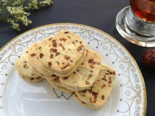 15、#曲奇菜谱秀#香浓红枣黄油曲奇,酥脆香甜，特别好吃。突然想起赵丽蓉的一个小品里巩汉林说过的一句话:香死个人来????????????