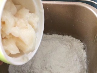 3、#甜味#玫瑰豆沙酥,然后倒入面粉,猪油,开启揉面程序28分钟