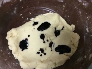 7、#甜味#玫瑰豆沙酥,翻拌成8成左右加入食用香芋色素,我加了大约8滴左右