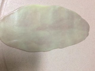 14、#甜味#玫瑰豆沙酥,收口朝上赶成牛舌状