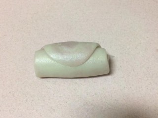 18、#甜味#玫瑰豆沙酥,这一次擀的不要太宽,一个食指宽就差不多了,盖保鲜膜醒15分钟