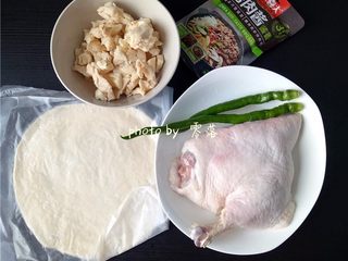 1、生椒鸭肉披萨,备好食材及调料：鸭腿，手抓饼，二荆条，芝士，烤肉酱；