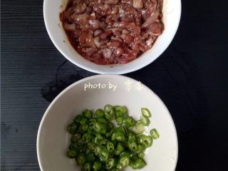 3、生椒鸭肉披萨,二荆条去蒂洗净，切圈；